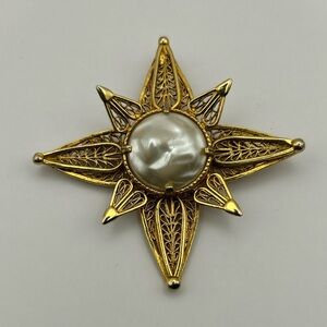 Vintage Star Brooch w Pearl Accent